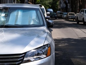 Cómo proteger tu coche del sol y el calor: trucos y productos