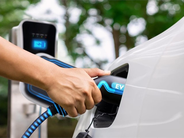 As vantaxes de ter un coche eléctrico ou híbrido