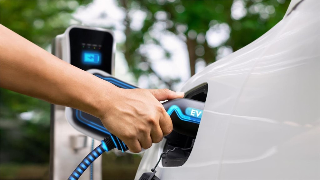 Los beneficios de tener un coche eléctrico o híbrido